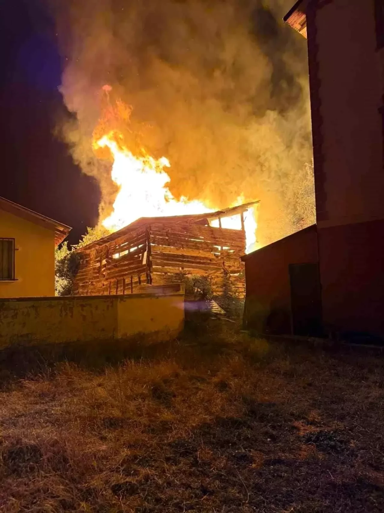 Kastamonu'da Yangın: Samanlık Küle Döndü, 3 Ev Kurtarıldı!