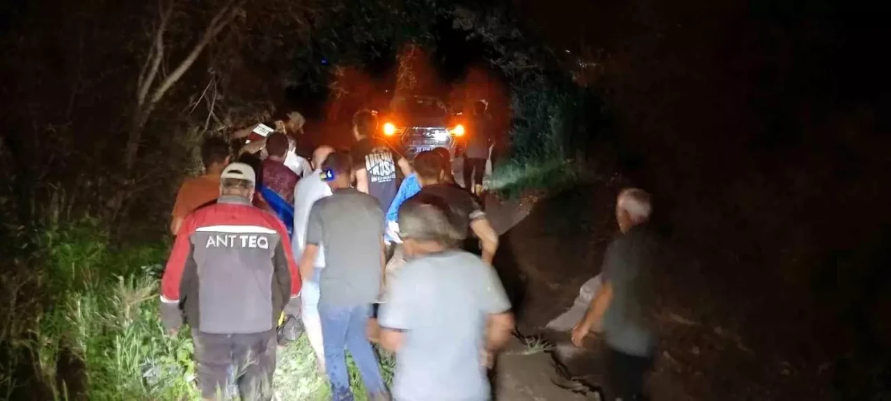 Erzurum Oltu'da Sel Felaketi: Bir Araç Suyun İçinde Sürüklendi!