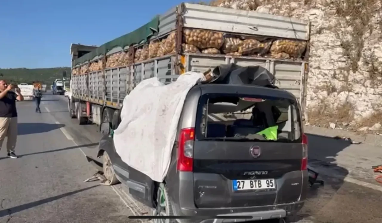 Tarsus'ta Trafik Kazası: Yusuf Şen, Feride Şen, Zekiye Şen, Yasin Şen ve Mahmut Şen Öldü, Zeynep Şen Yaralandı