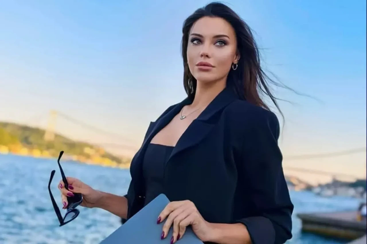 Tuvana Türkay, İtalya sokaklarında cesur tarzıyla dikkat çekiyor!