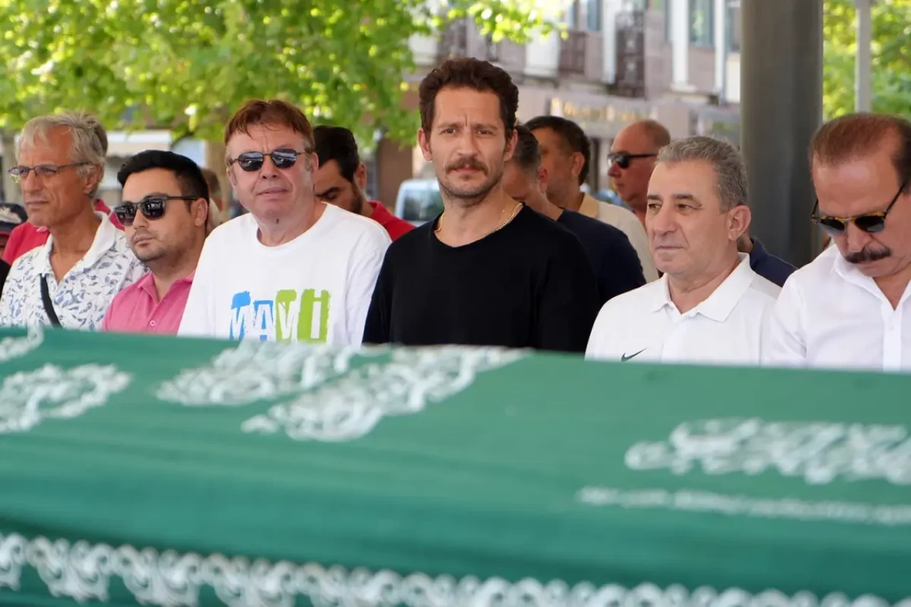 Uraz Kaygılaroğlu'na doğum gününde acı haber! Dedesini kaybetti!