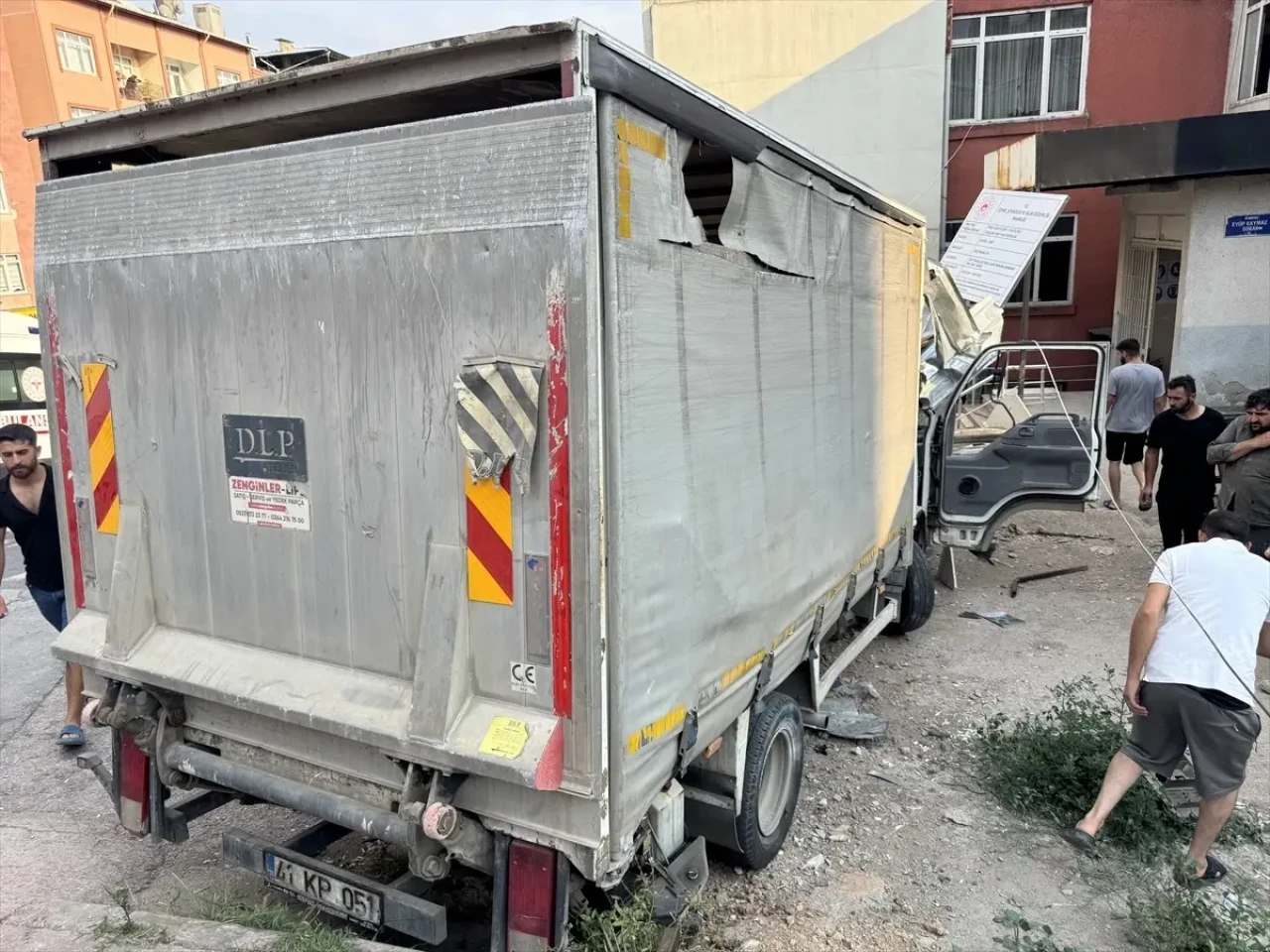 Kocaeli İzmit'te Kamyonet Kaza Yaptı, Sürücü Gökhan A. Yaralı!