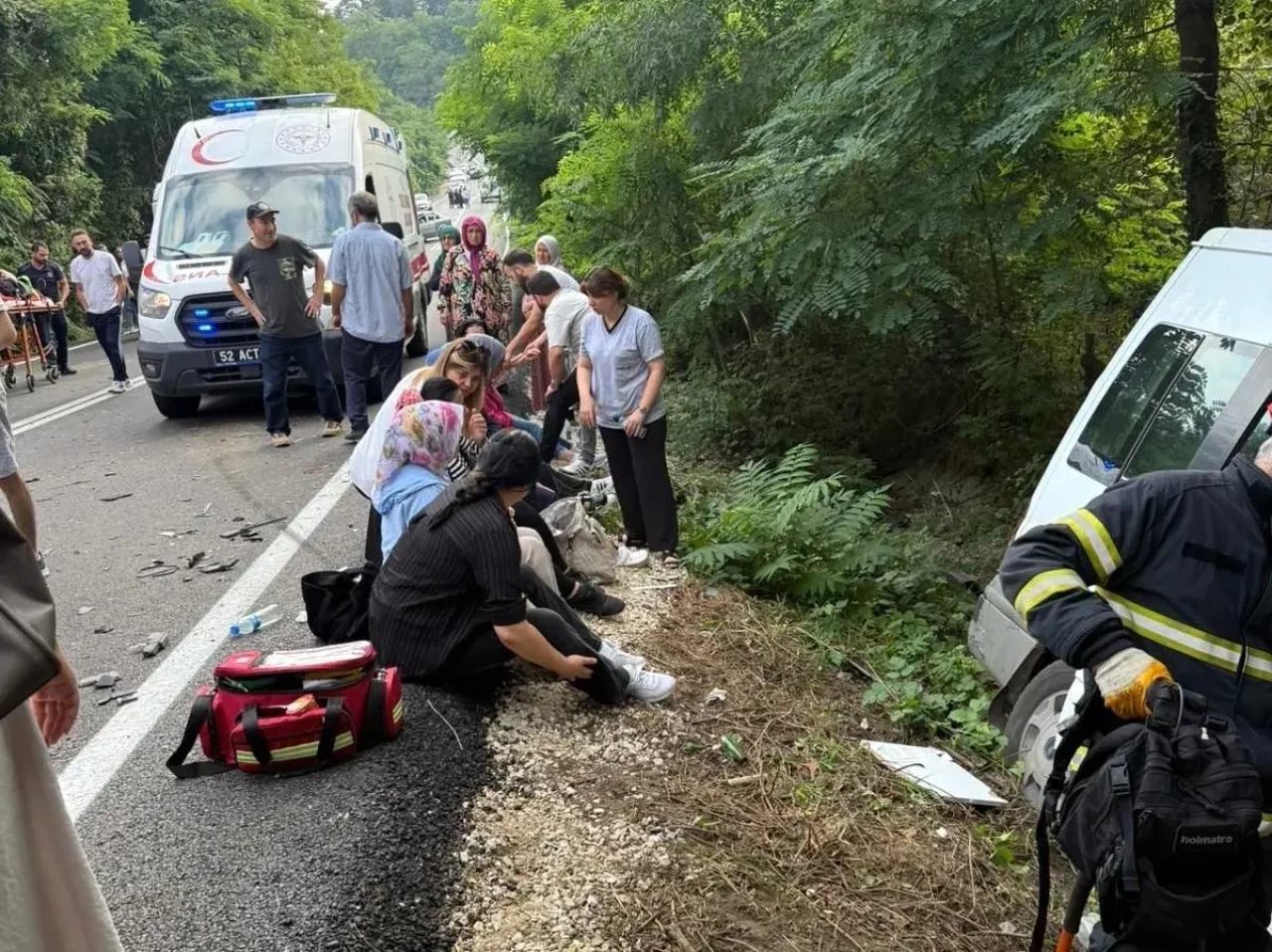 Ordu Ünye'de Servis Minibüsü ile Otomobil Çarpıştı: 15 Yaralı!