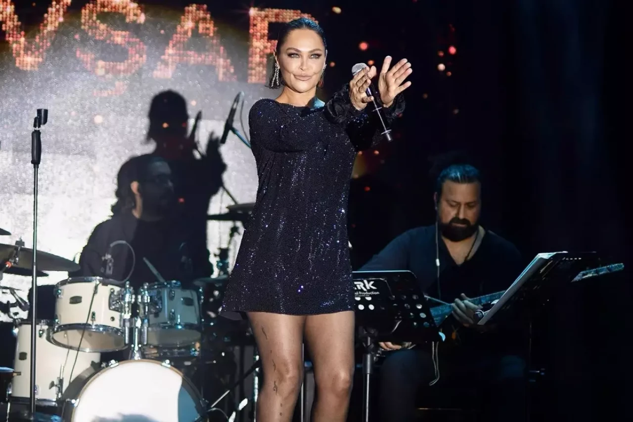 Hülya Avşar'dan Ayvalık'ta Dikkat Çeken Paylaşım: Bikinisiyle Zemin Boyadı!