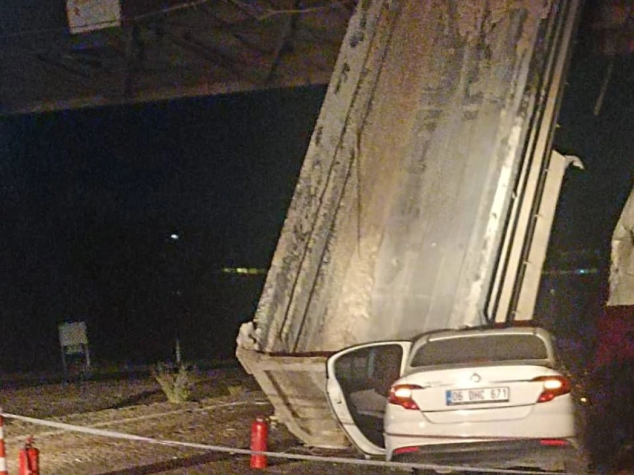 Ankara Nallıhan'da Feci Trafik Kazası: Kamyon Damperi Açılınca Zincirleme Kaza Yaşandı!