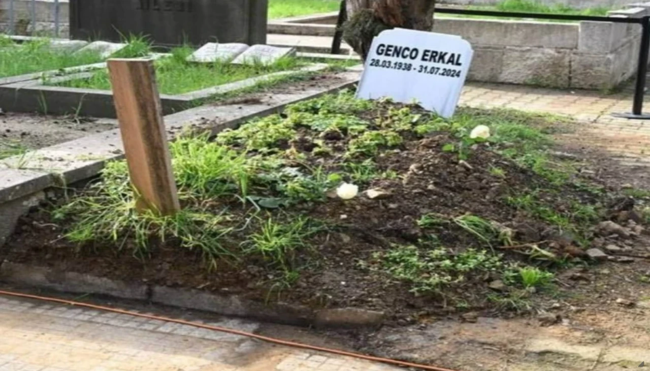 Rahmetli Sanatçı Genco Erkal'ın Olmayan Mezar Bloğu