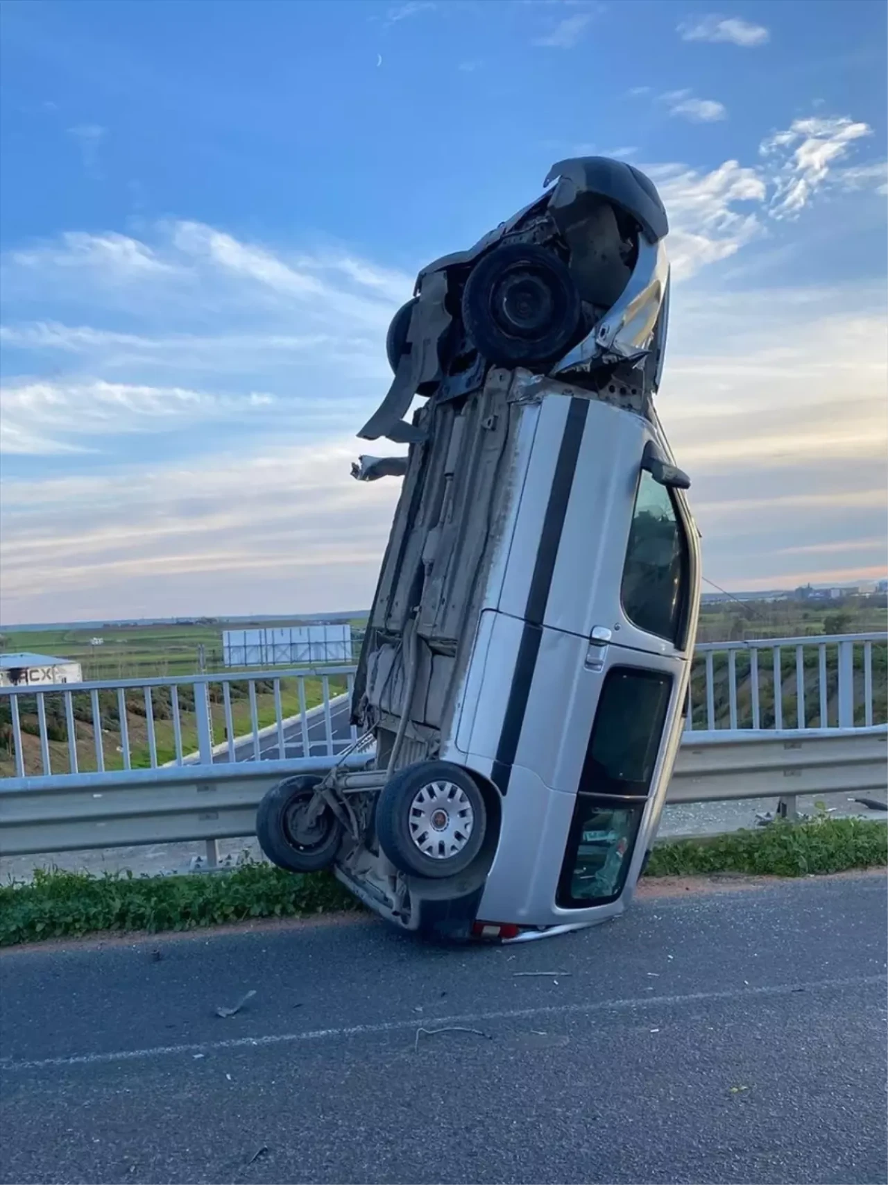 Tekirdağ'da İlginç Kaza: Araç Dik Durdu, 2 Kişi Yaralandı