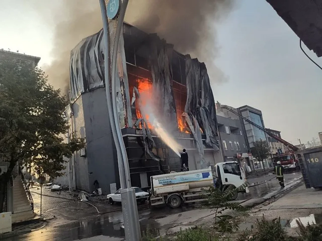 Kocaeli Dilovası'nda Parfüm Fabrikasında Yangın: 6 Ölü, 1 Yaralı