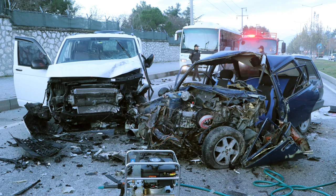Burdur'da Feci Kaza: Aynı Aileden 2 Kişi Hayatını Kaybetti
