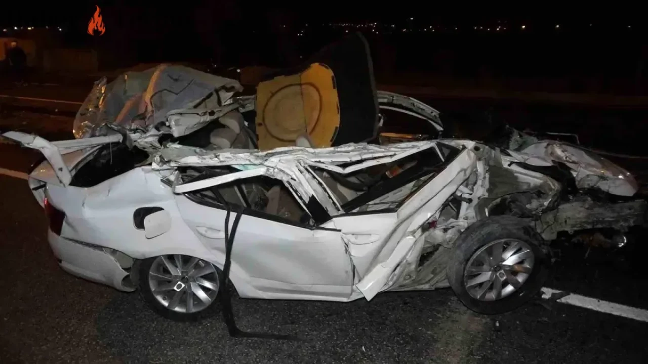 Kilis'te park halindeki tıra çarpan otomobilde 1' i ağır 2 kişi yaralandı