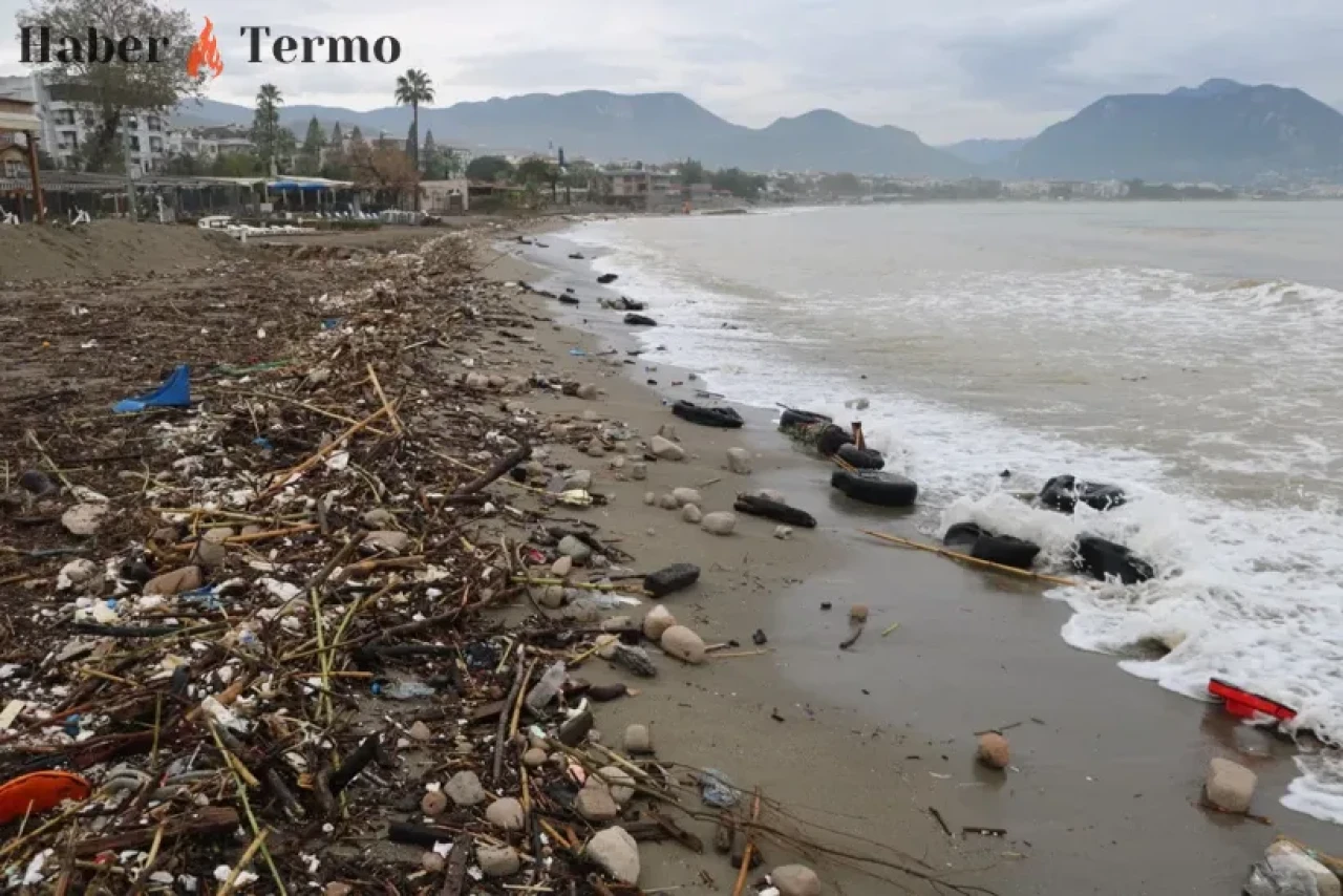 Alanya'da Fırtına Sonrası Sahiller Atıklarla Kaplandı