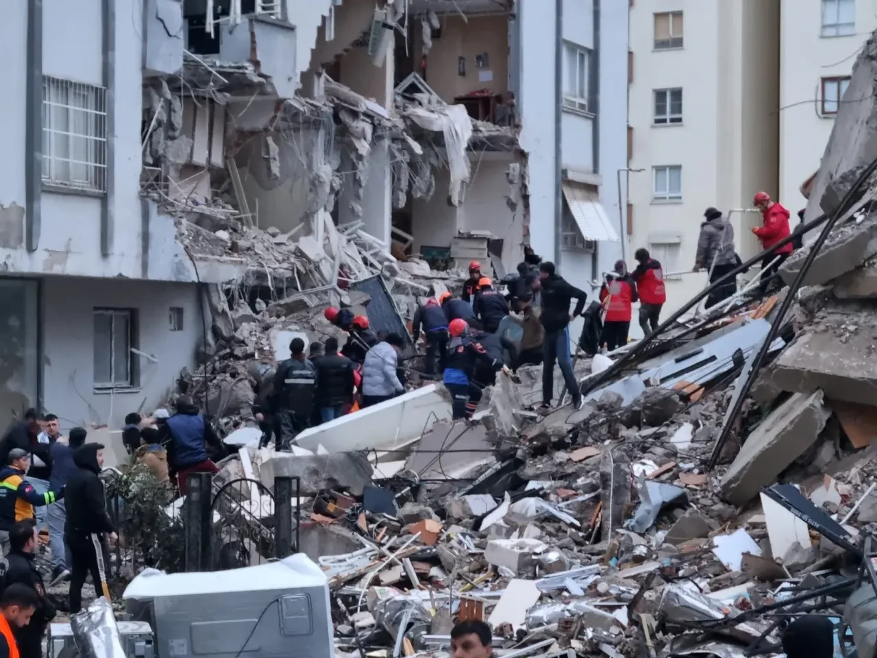 Ege Bölgesi'nde Sarsıntı Devam Ediyor: Ardı Ardına Depremler Yaşandı
