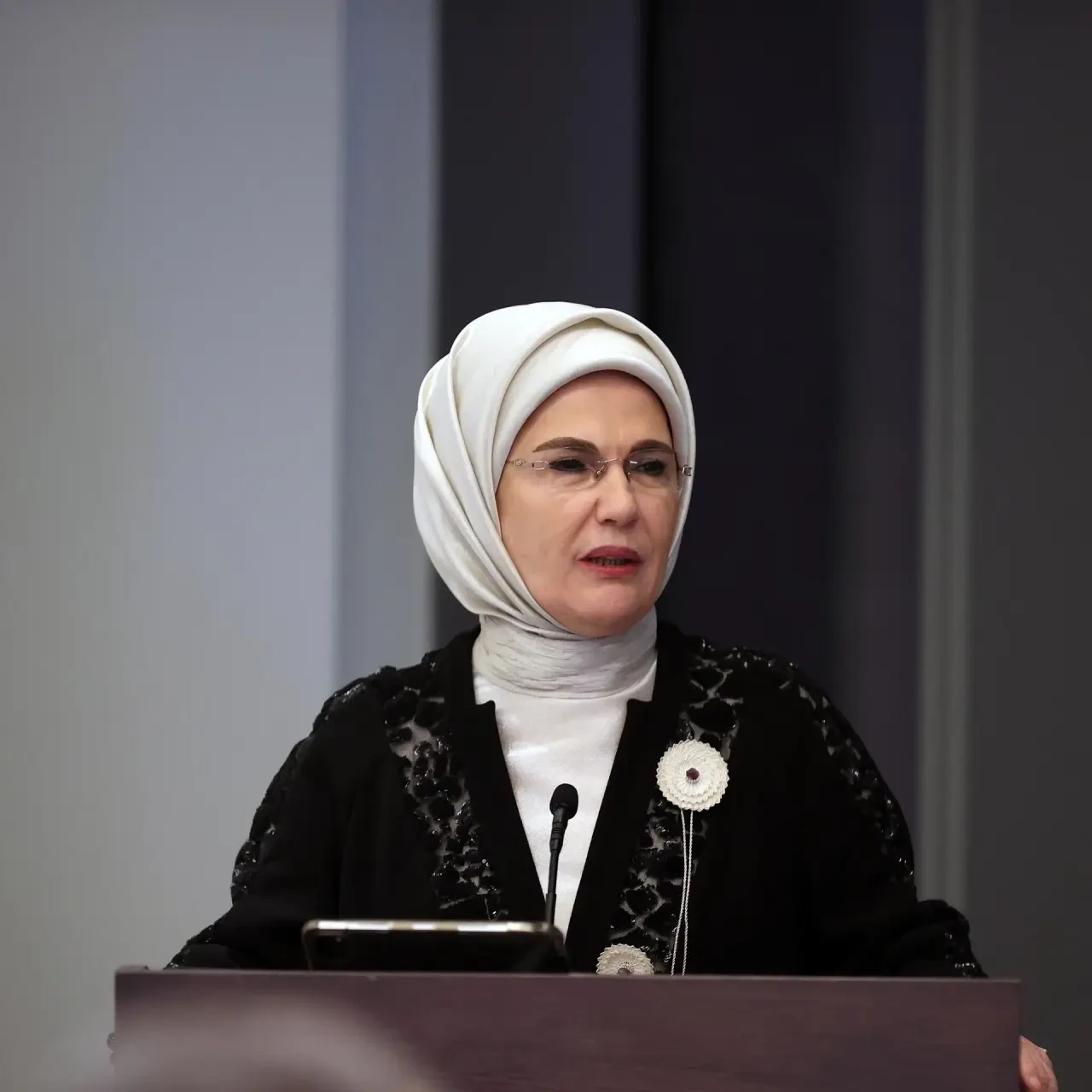 Türkiye Cumhurbaşkanı eşi Emine Erdoğan ve Ukrayna Cumhurbaşkanı eşi Olena Zelenska, Ukraynalı çocukları ziyaret etti.