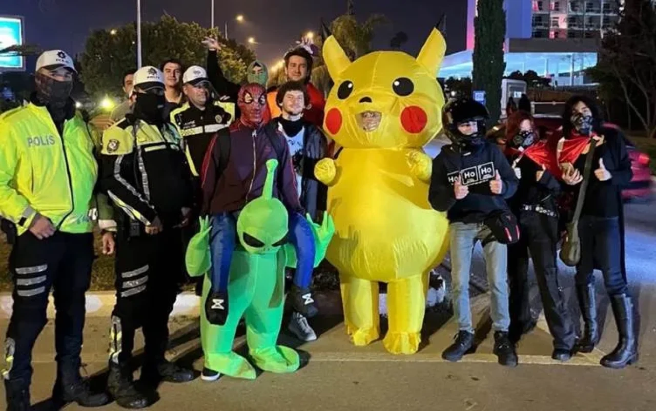 Pikachu kostümlü gösterici polislerle fotoğraf çektirdi