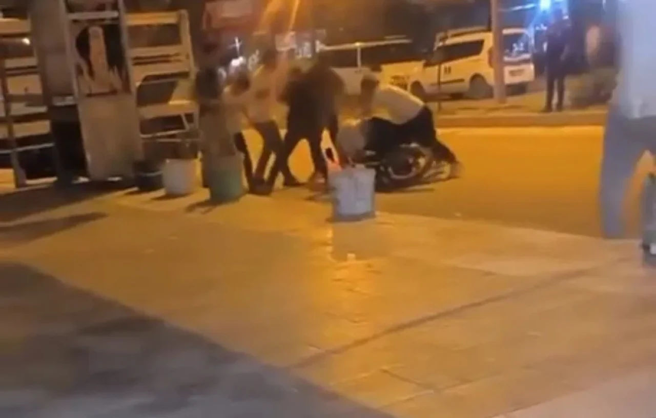 Adana'da motosiklet sürücüsü, sokak ortasında 4 kişi tarafından saldırıya uğradı!
