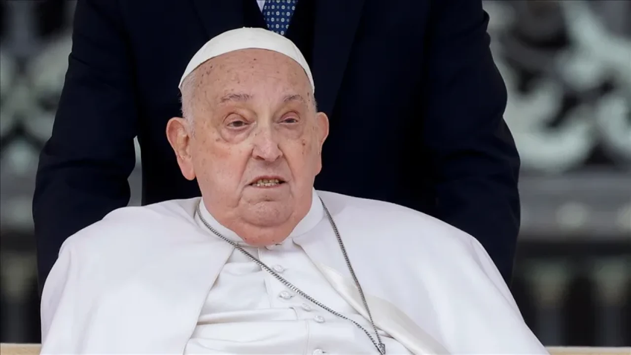 Papa Francis'in felç ve kalp yetmezliği nedeniyle öldüğü açıklandı