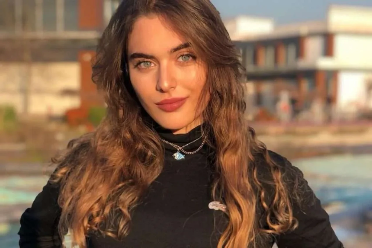 Çağla Şimşek, yeni dizisi "Uzak Şehir"de İpek karakteriyle ekranlara geliyor.