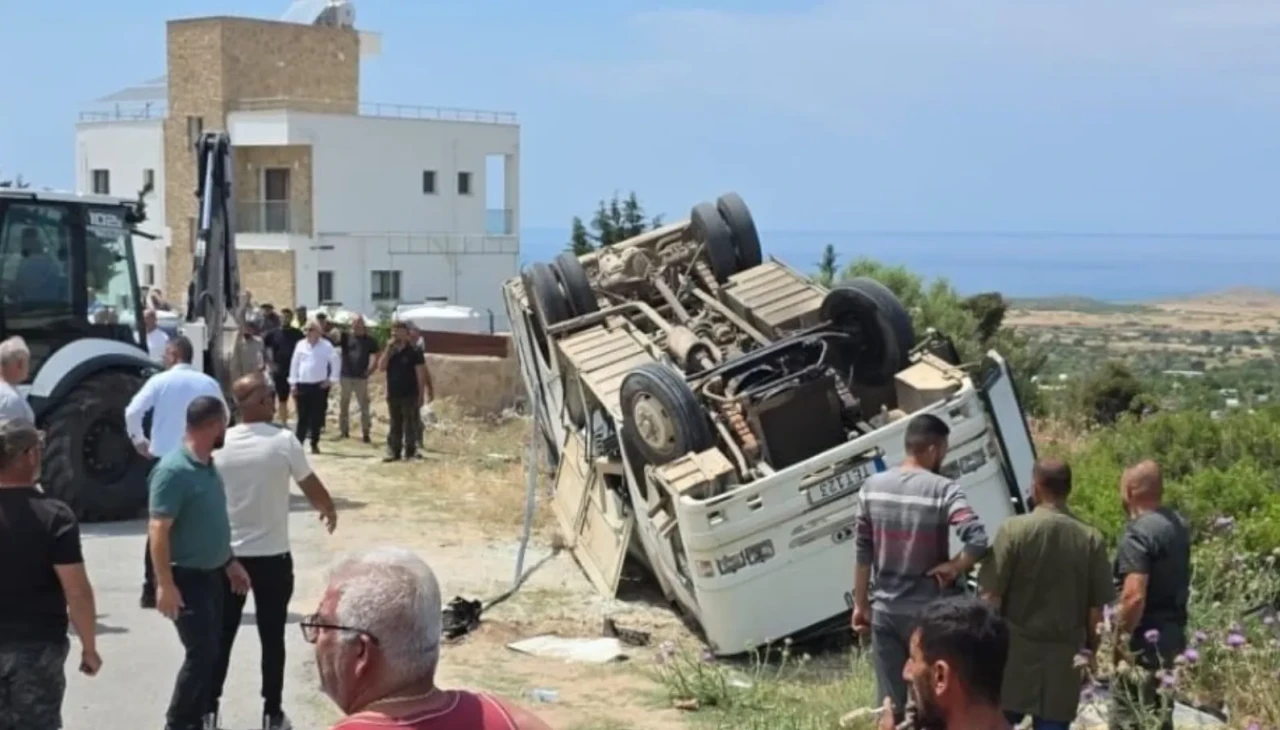 Kıbrıs Yenierenköy’de Okul Servisi Devrildi: Yaralı Öğrenciler Var!