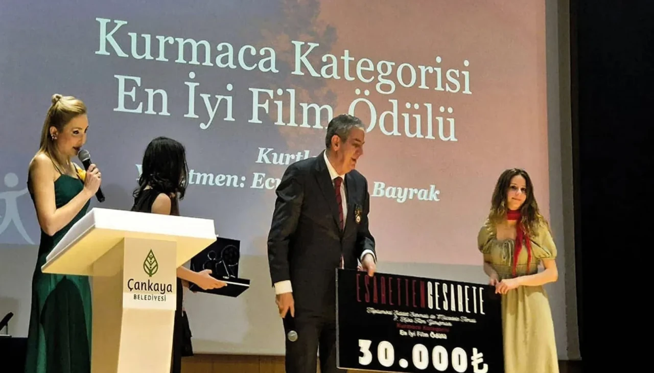 Oya Eren Yönetmen Ecre Begüm Bayrak'a Tepki Gösterdi!
