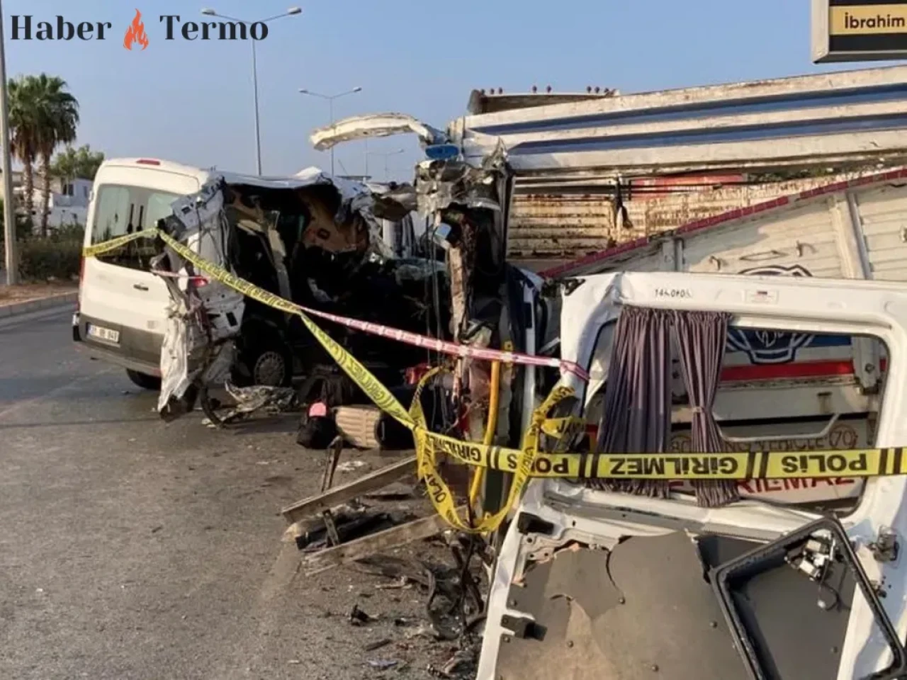 Mersin Erdemli'de Tatil Minibüsü Kazası: 2 Ölü, 10 Yaralı!