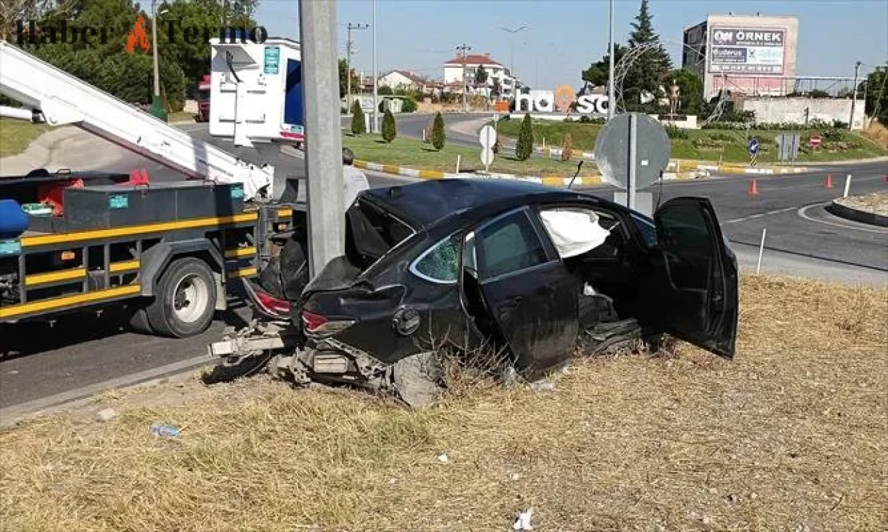 Edirne Havsa'da İlçe Girişindeki Kavşakta Araçlar Çarpıştı: 3 Yaralı