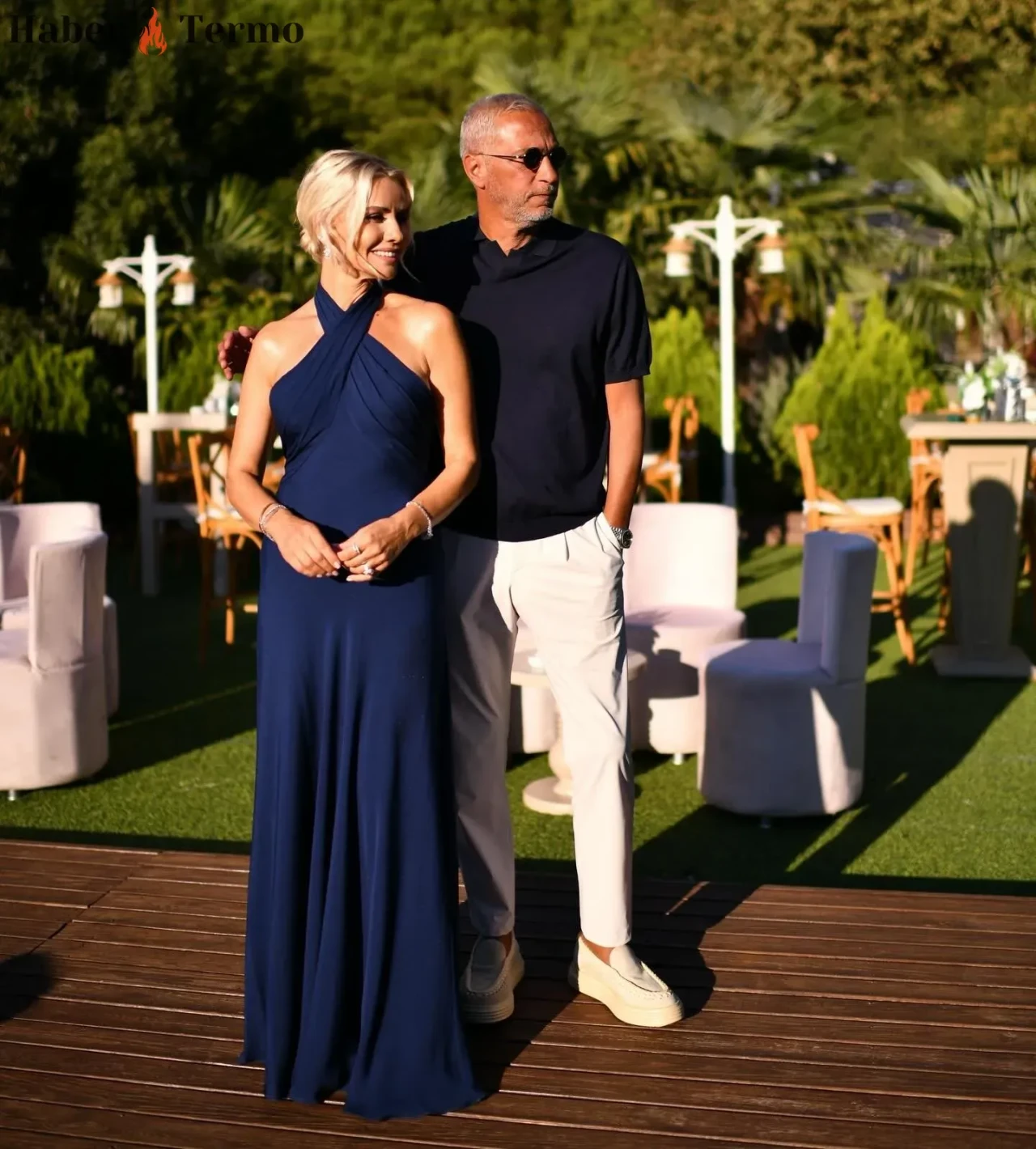 Esra Erol kardeşi Eda Erol'un kınasında eşi Ali Özbir ile romantik pozlar verdi