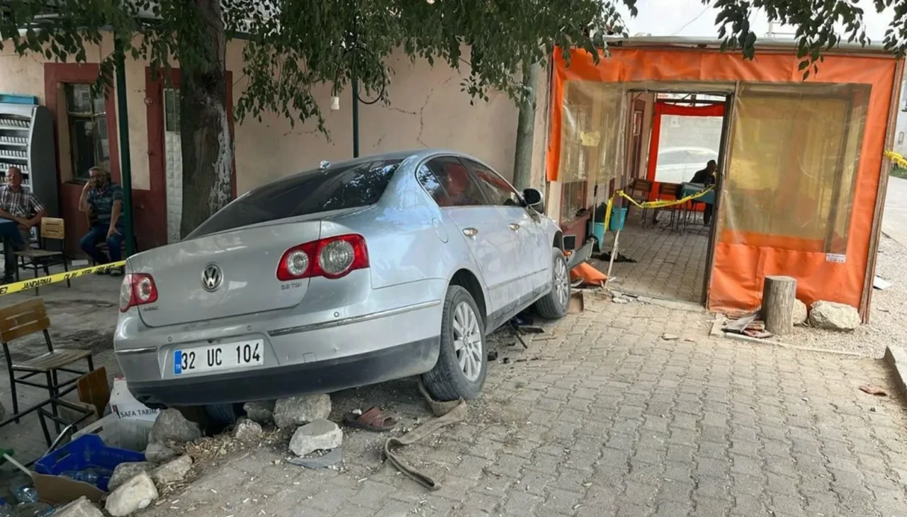 Kahvehaneye Dalıp Can Aldı: Isparta Senirkent'te Otomobil Kazası!