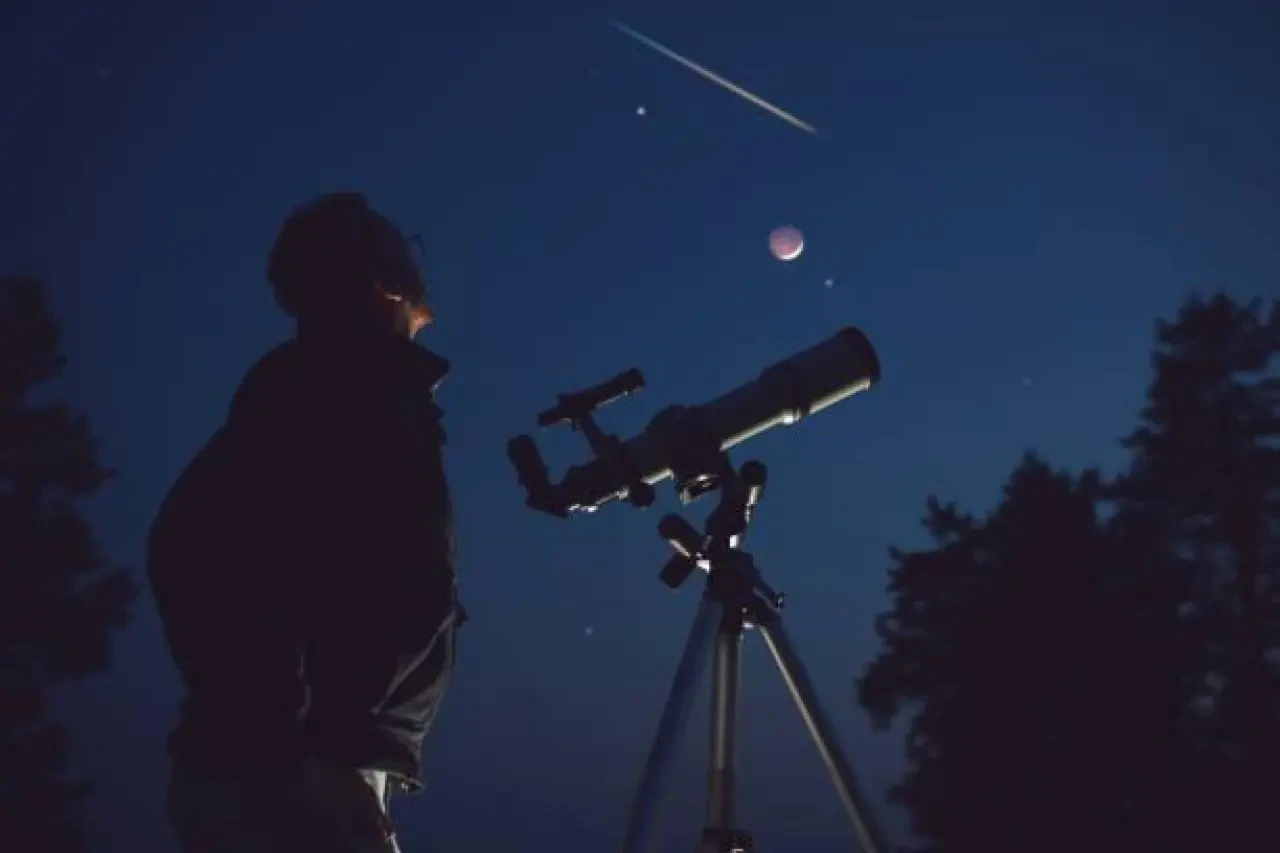 Perseid Meteor Yağmuru Bu Gece Zirvede: Saatte 100 Meteor Düşecek