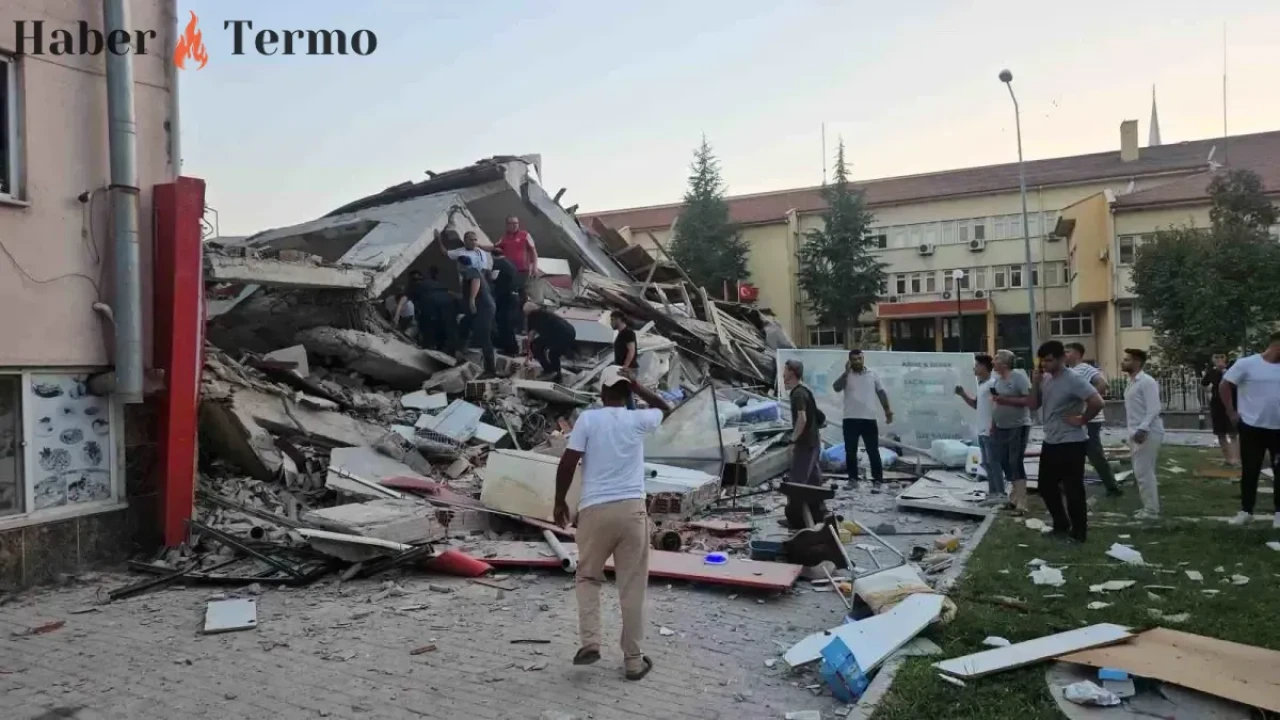 Balıkesir'de 6.1'lik Deprem: 10 Bina Feci Şekilde Yıkıldı!
