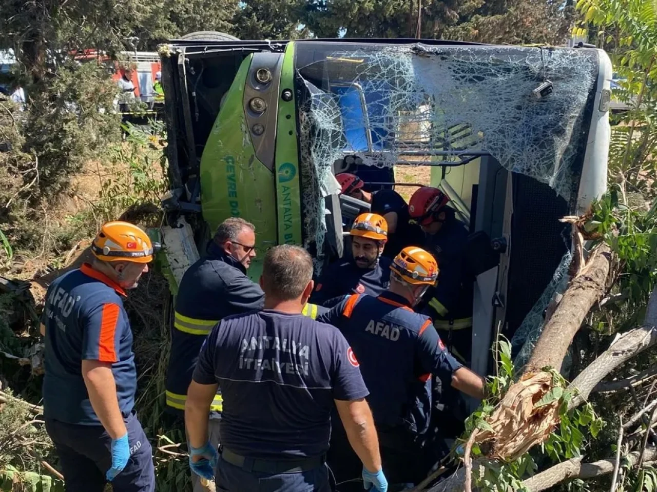 Antalya'da Halk Otobüsü Devrildi: Sürücü Sait Avcı Hayatını Kaybetti!