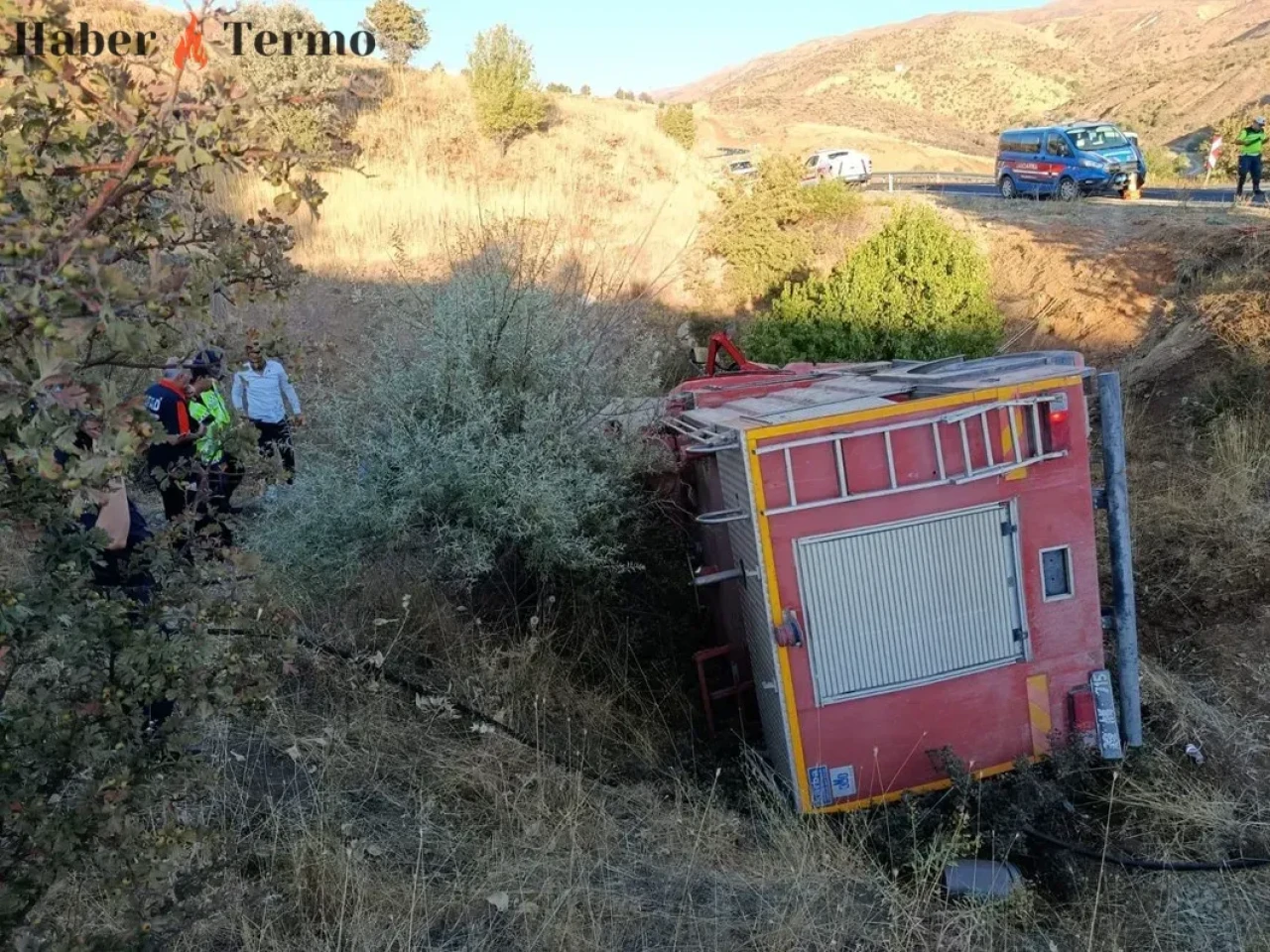 Elazığ'da Yangına Giden İtfaiye Aracı Devrildi: 2 İtfaiyeci Yaralandı!