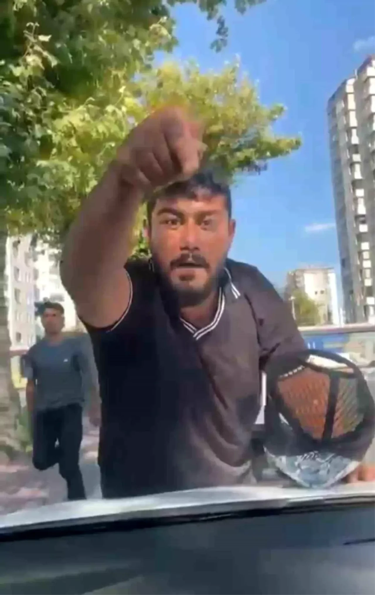 Kayseri'de Zorla Cam Silen Şahıs Tutuklandı: Araç Kaputuna Yatıp Para İstedi!