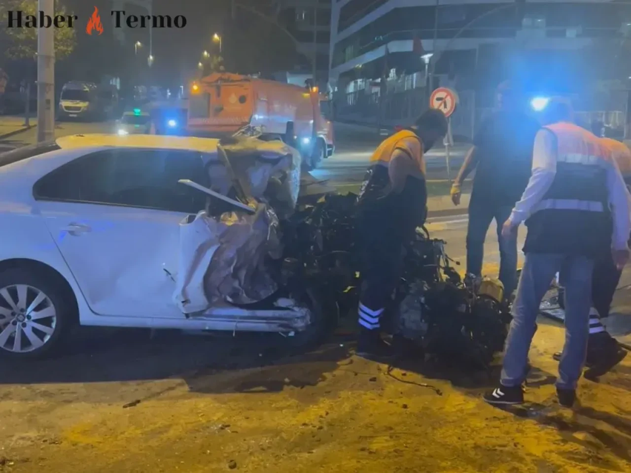 Ümraniye'de İETT Otobüsü ile Otomobil Çarpıştı: 2 Yaralı!