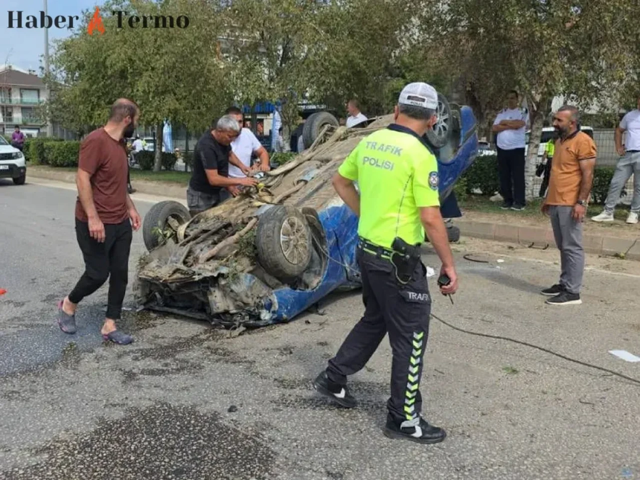 İnegöl'de Otomobil Refüje Çarparak Devrildi: 2 Kişi Yaralandı!