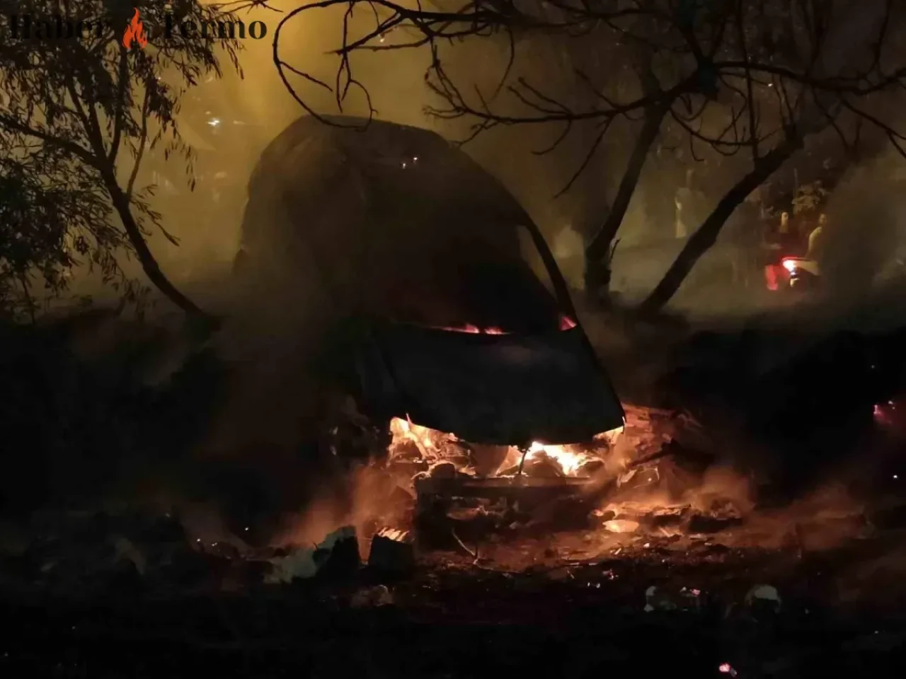 Kuşadası'nda D.T.'nin Hediye Otomobili Park Halinde Yandı