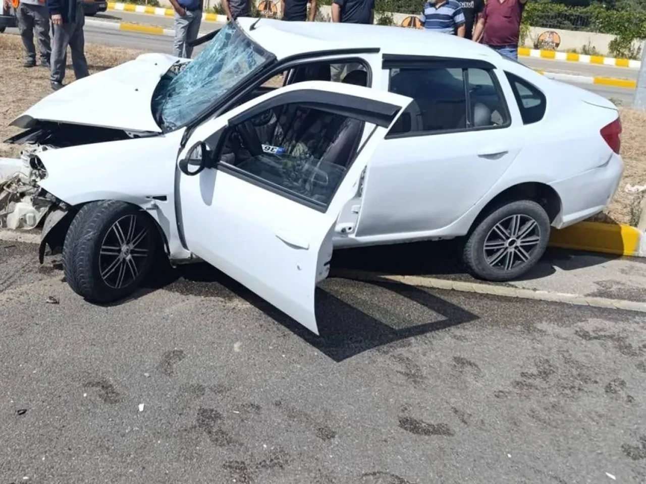 Sivas Suşehri'de Otomobil İş Makinesine Çarptı: Sürücü Yaralandı!