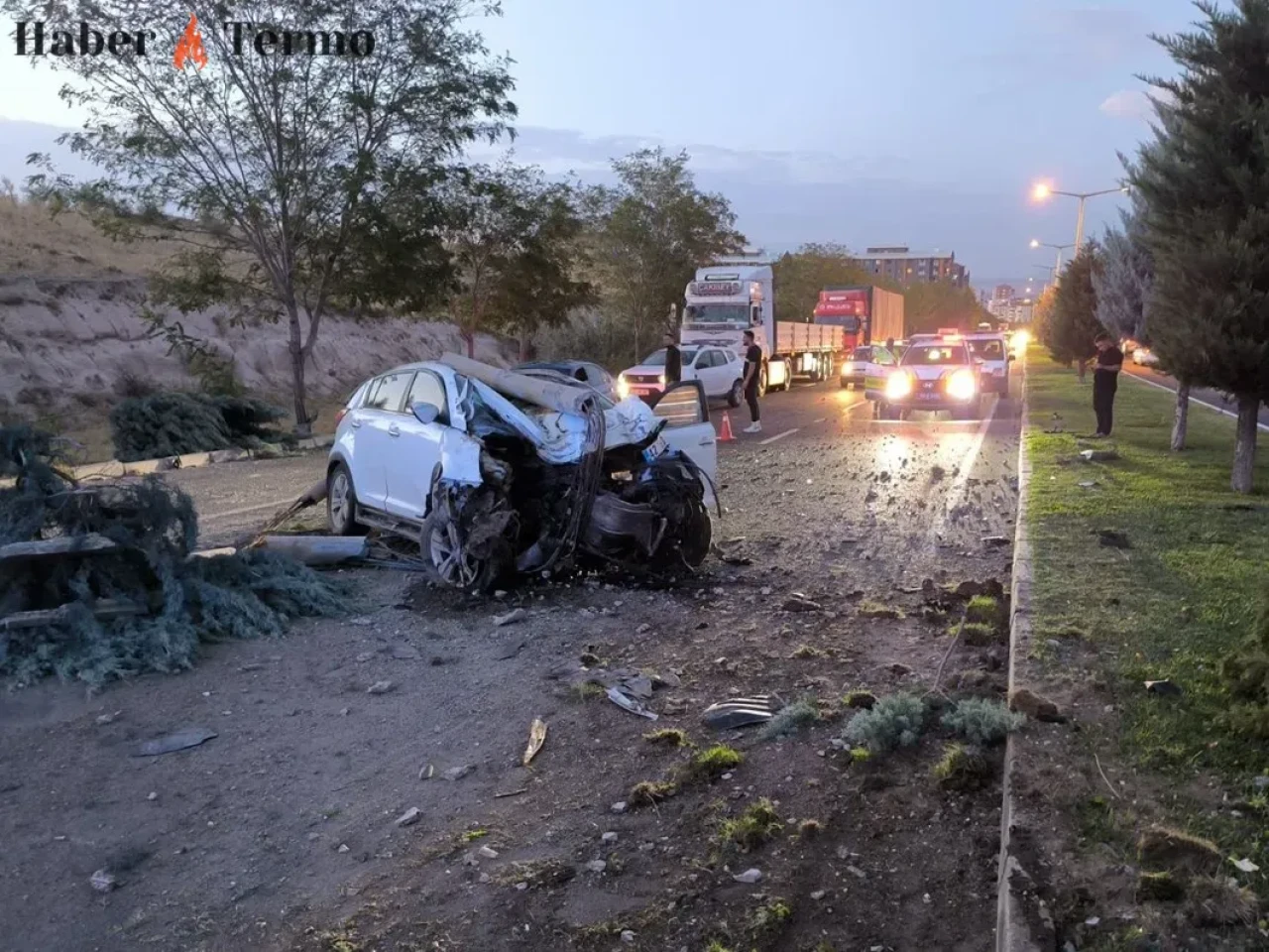 Nevşehir'de Zincirleme Kaza: Aydınlatma Direği Otomobilin Üzerine Düştü, 2 Yaralı!