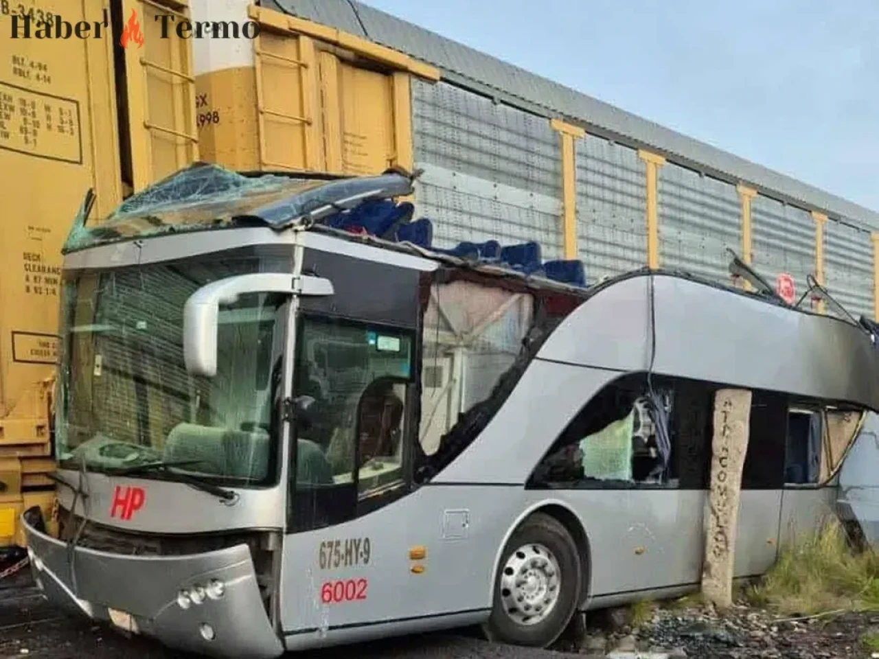 Meksika'da Trenin Otobüse Çarpması: 8 Ölü, 45 Yaralı!