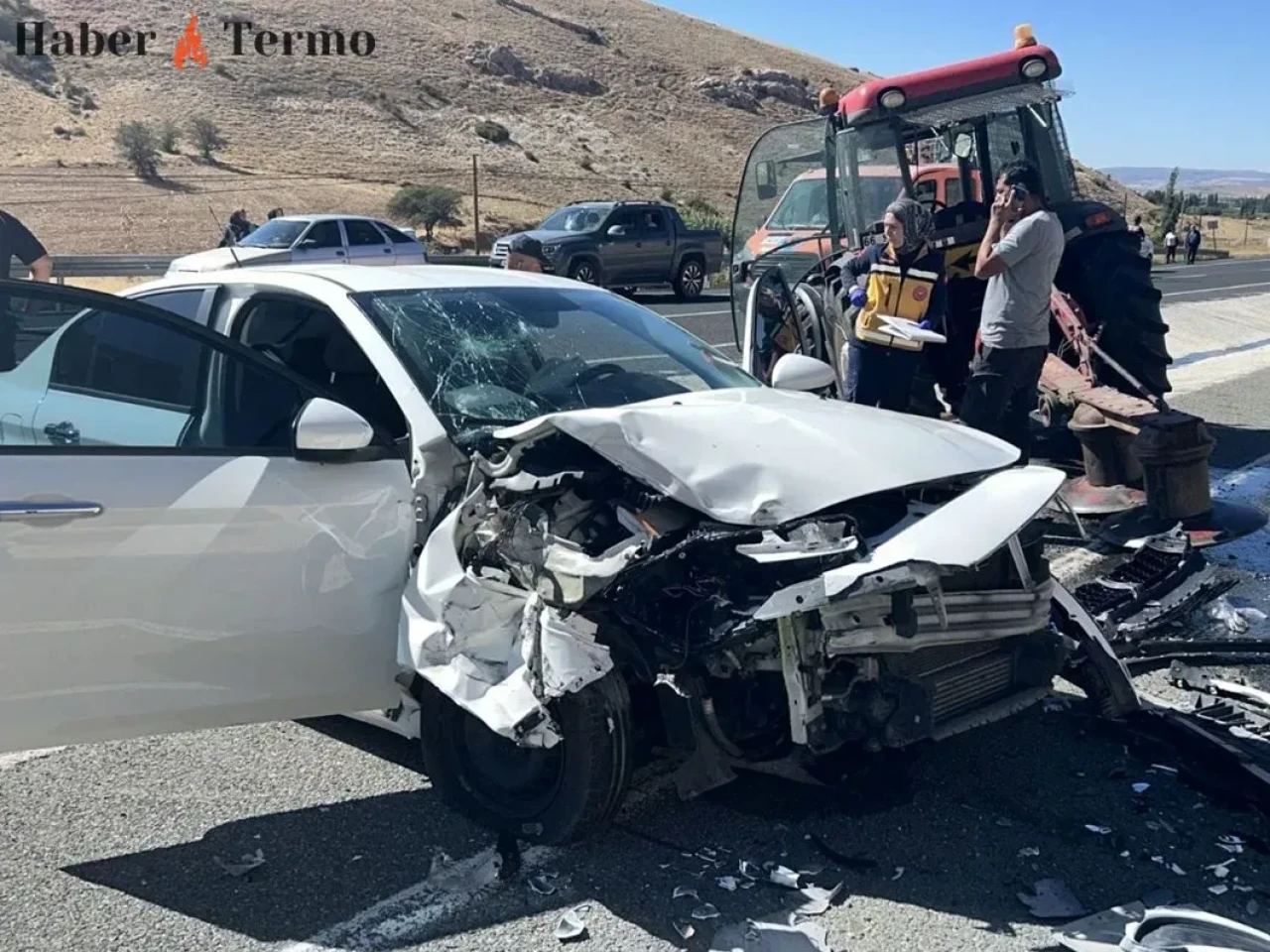 Kayseri Bünyan'da Otomobil-Traktör Kazası: 4 Yaralı!
