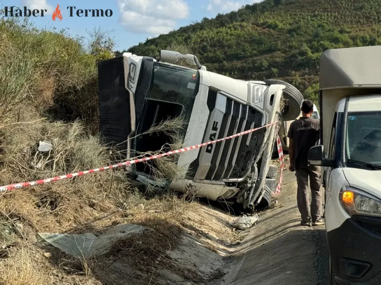 İstanbul Arnavutköy'de Hafriyat Kamyonu Devrildi: Yağış Kazaya Neden Oldu!