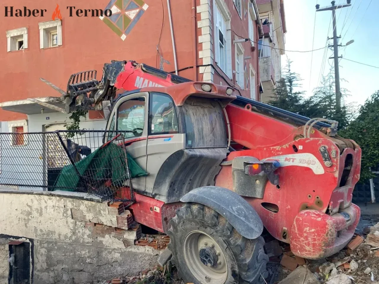 Kocaeli'de İş Makinesi Faciası: 2 Otomobile Çarpıp Apartmana Girdi!