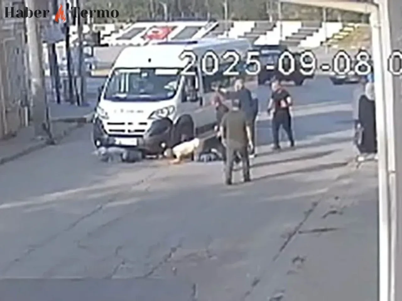 Tekirdağ'da İşçi Servisi Kazası: Anne ve 7 Yaşındaki Çocuk Araç Altında Kaldı!