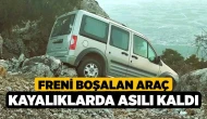 Freni boşalan araç kayalıklarda asılı kaldı