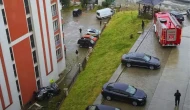 Trabzon'da Otomobil Sitelerin Bahçesine Uçarak Çarptı!