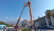 Yamaç Paraşütçüleri Aydınlatma Direğine Takıldı