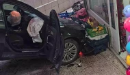 Ordu Ünye'de Meydana Gelen Kazada Otomobil Market İçine Girdi!