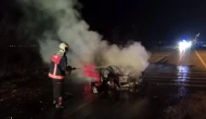 Van Tuşba'da Trafik Kazası: Araç Alev Aldı, İki Kişi Yaralandı!