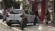 İskenderun'da Lüks Araç Kaldırıma Çıktı: Trafiği Kilitleyen Olay!
