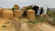 Denizli'de felaket kaza! Saman yüklü TIR devrildi!