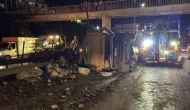 Kağıthane'de Yoldan Geçen Hafriyat Kamyonu Devrildi, Trafiği Felç Etti